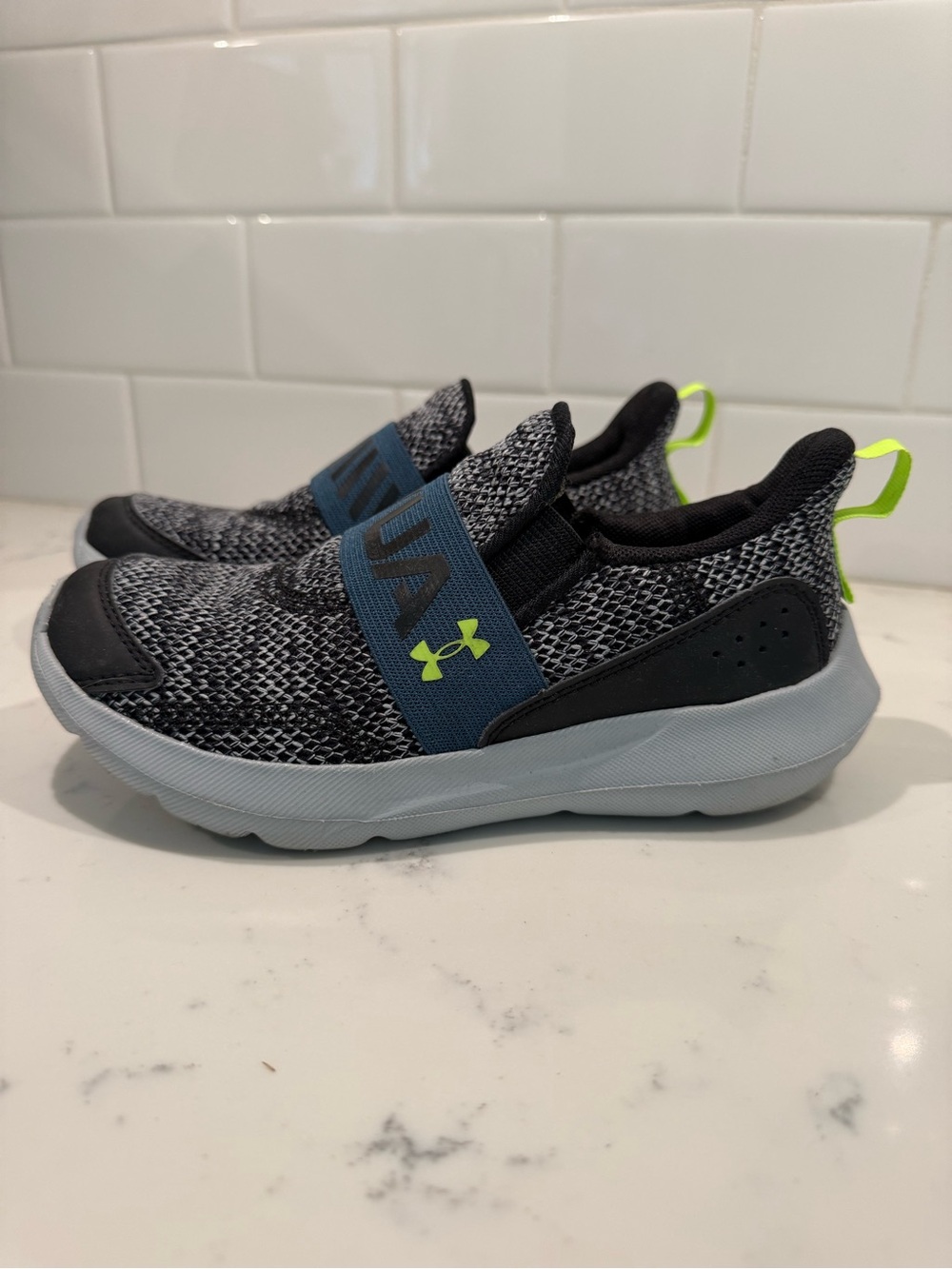 Under Armour Unisex-Child Pre School Surge 3 Slip on Running Shoe